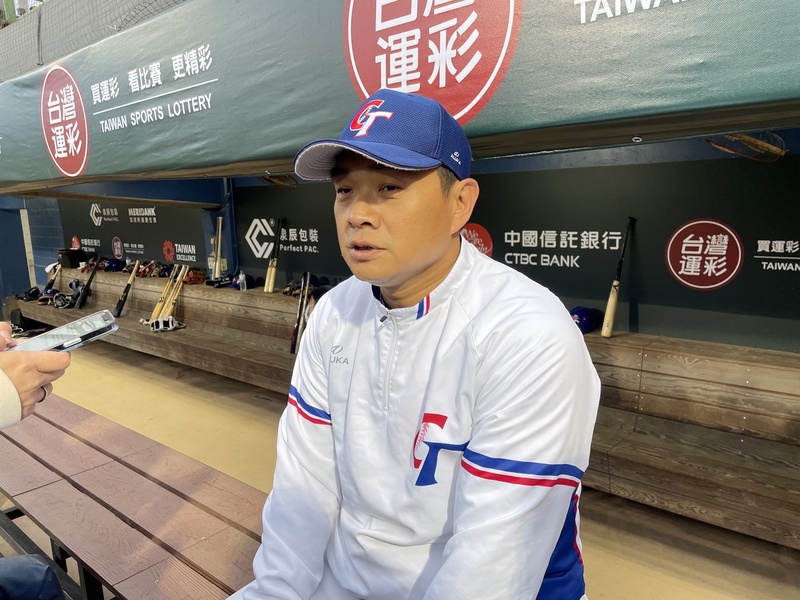 世界棒球經典賽古巴隊26日中午打熱身賽，台灣隊教練團打擊教練彭政閔在場觀戰。 (圖：中央社)