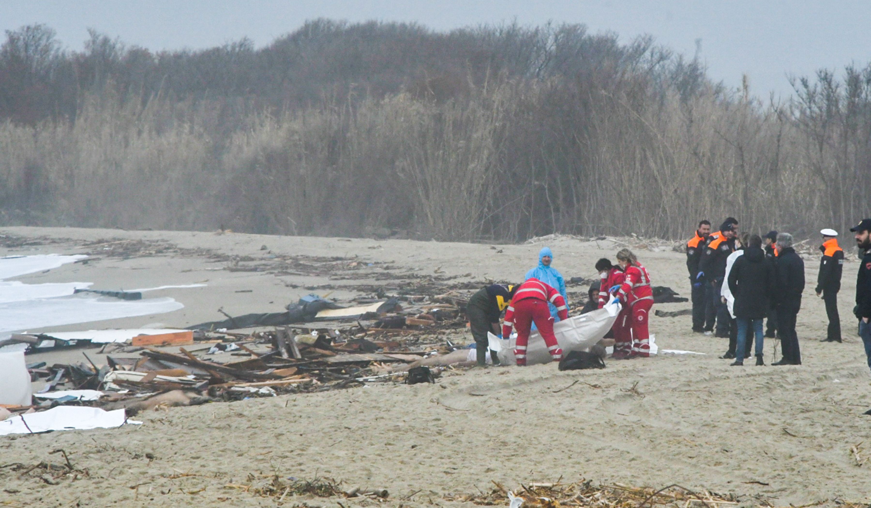 義大利南部海岸的移民船難死亡人數增加到至少64人，其中包括約14名兒童。(AFP)