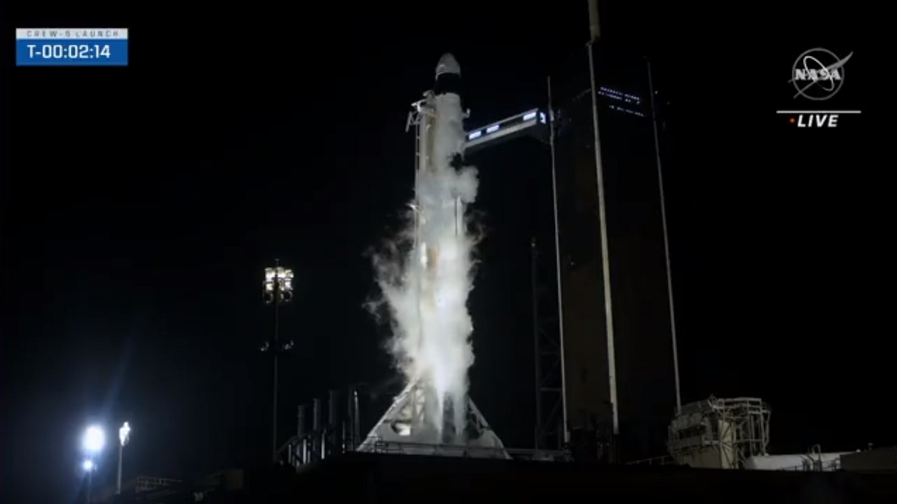 SpaceX運送太空人前往國際太空站的任務在火箭發射升空前一刻喊卡延期。(圖：NASA推特)