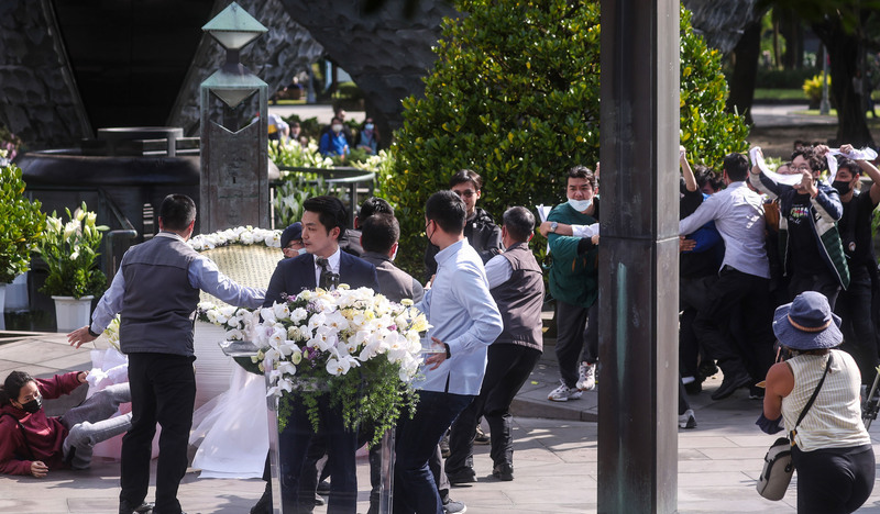 台北市長蔣萬安(前左)上任後28日首次出席北市府228事件紀念會，致詞時一度被抗議團體鬧場，更遭罵「殺人凶手」，場面一度混亂。(圖：中央社)