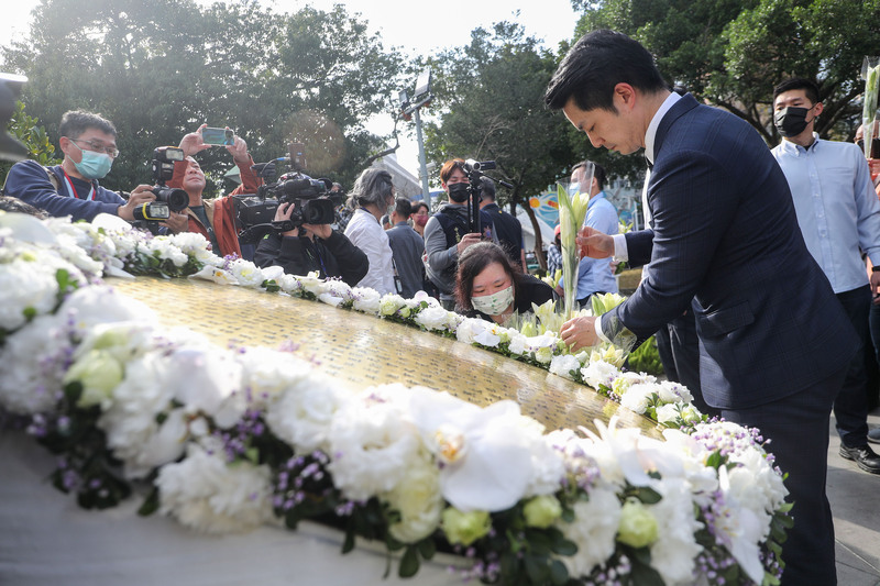台北市228事件76週年紀念會28日下午在二二八和平公園舉行，台北市長蔣萬安（前右）會後到228紀念碑前獻花，悼念當年228事件受難者。(圖：中央社)