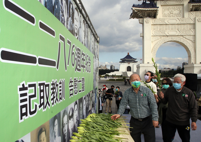 台灣國家聯盟28日下午2時28分在台北自由廣場前舉辦「記取教訓 告慰亡靈 國殤228 76週年紀念會」，最後與會者們紛紛獻花向當年受難者致意。(圖：中央社)