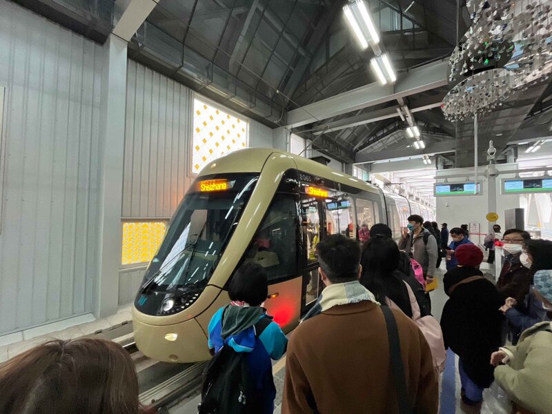 2月10日通車的安坑輕軌每天營運8小時，累積運量達近30萬人次。3月6日起將調整為上午6時到隔日凌晨0時營運，3月13日才會正式收費，民眾可把握機會搭乘。圖為228連假搭乘安坑輕軌人潮。中央社記者高華謙攝  112年3月1日 (圖：中央社)