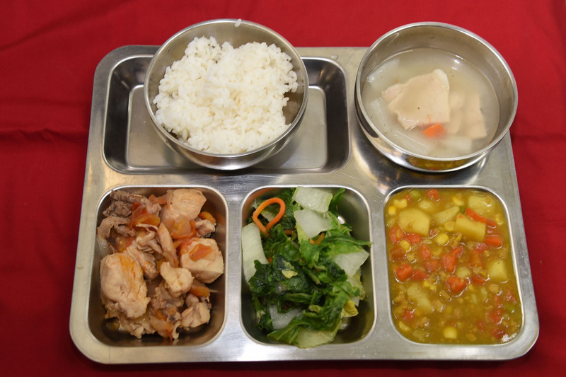 白米飯、茄汁燒雞、咖哩洋芋、鵝白菜搭配蘿蔔味噌湯及優酪乳。（苗栗縣政府提供）中央社記者管瑞平傳真  112年3月1日 (圖：中央社)