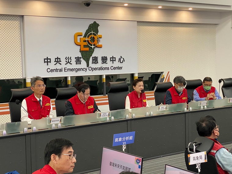 經濟部長王美花(後排中)1日晚間主持旱災中央災害應變中心第1次工作會議，並拍板高雄地區自8日起，水情燈號由提醒的綠燈轉亮一階限水的黃燈。(圖:經濟部)