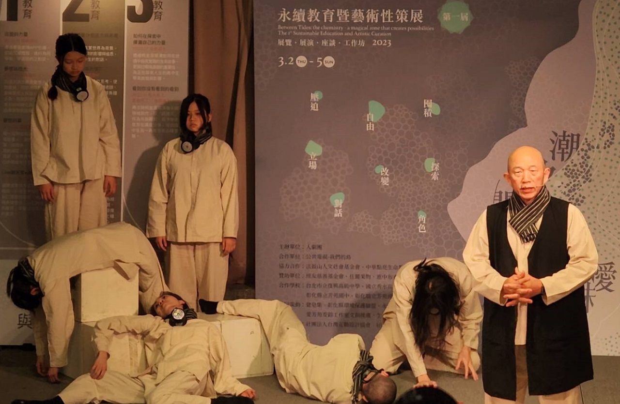 著名環境紀錄片導演柯金源(右一)為推動環境教育理念，2年前開始受「人劇團」邀請，透過表演藝術形式與年輕世代及社區居民對話，深化永續環境教育議題。(江昭倫 攝)