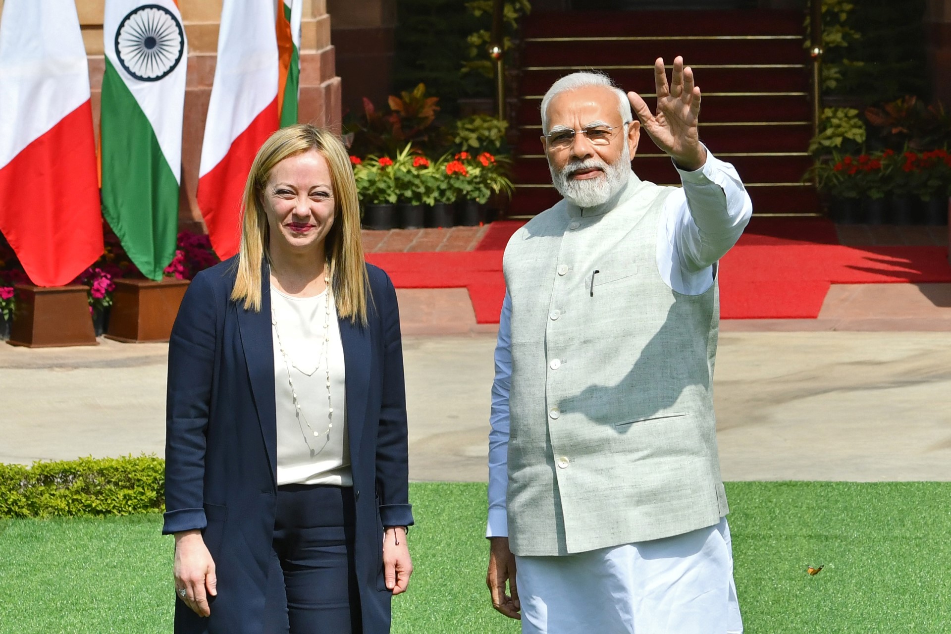 義大利總理梅洛尼(Giorgia Meloni)(左)2日請求印度總理莫迪(Narendra Modi)(右)協助促進烏克蘭的和平。(AFP)