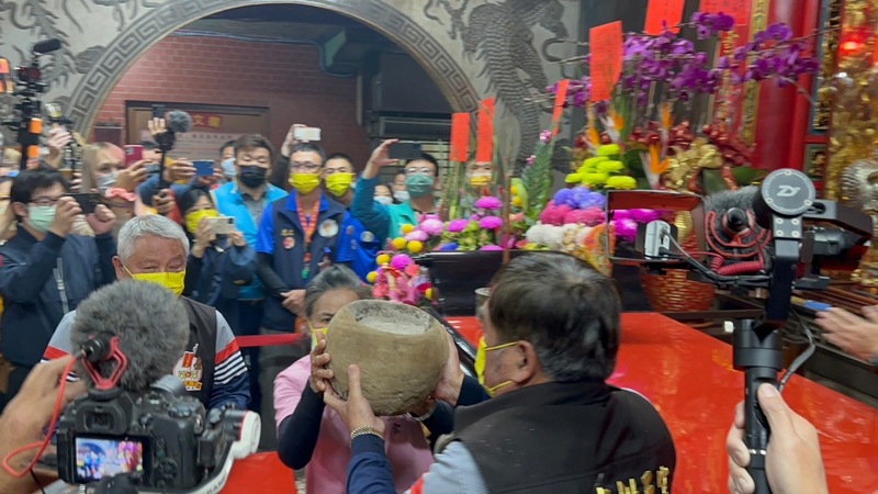 苗栗縣通霄鎮白沙屯拱天宮媽祖3日舉行「開爐」儀式，把從北港朝天宮取回的萬年香火加入拱天宮香爐中，為癸卯年往北港徒步進香劃下圓滿句點。（白沙屯拱天宮提供） (圖：中央社)