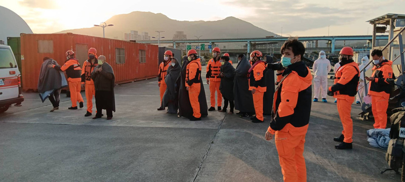 獅子山共和國籍一艘雜貨輪「合創996」3日行經台北港外海時，疑機艙失火，船上共12名台籍、印尼籍與中國籍船員急忙棄船逃生，部分船員輕微失溫，其中一人吸入性嗆傷，已送醫治療。（翻攝照片） (圖：中央社)
