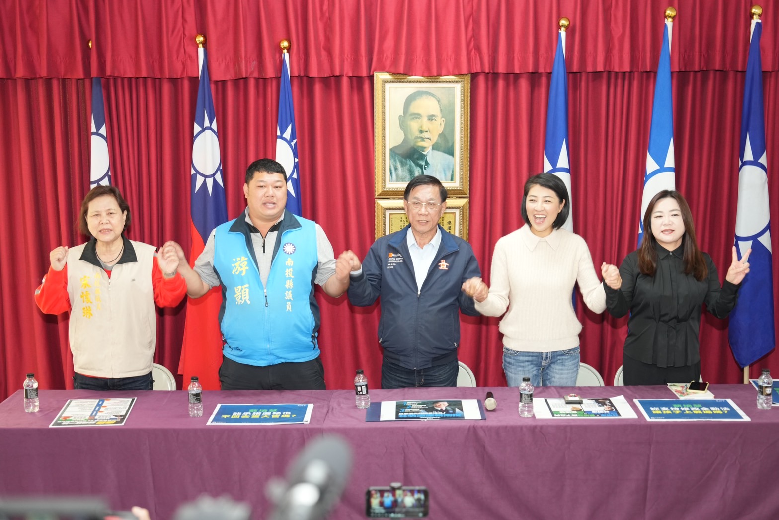 南投立委補選倒數，國民黨候選人林明溱強打「團結牌」，在南投縣長許淑華、立委馬文君，及曾爭取黨內初選的南投縣議員游顥、宋懷琳等人的陪同下，最後催票拉票。(林明溱辦公室提供)