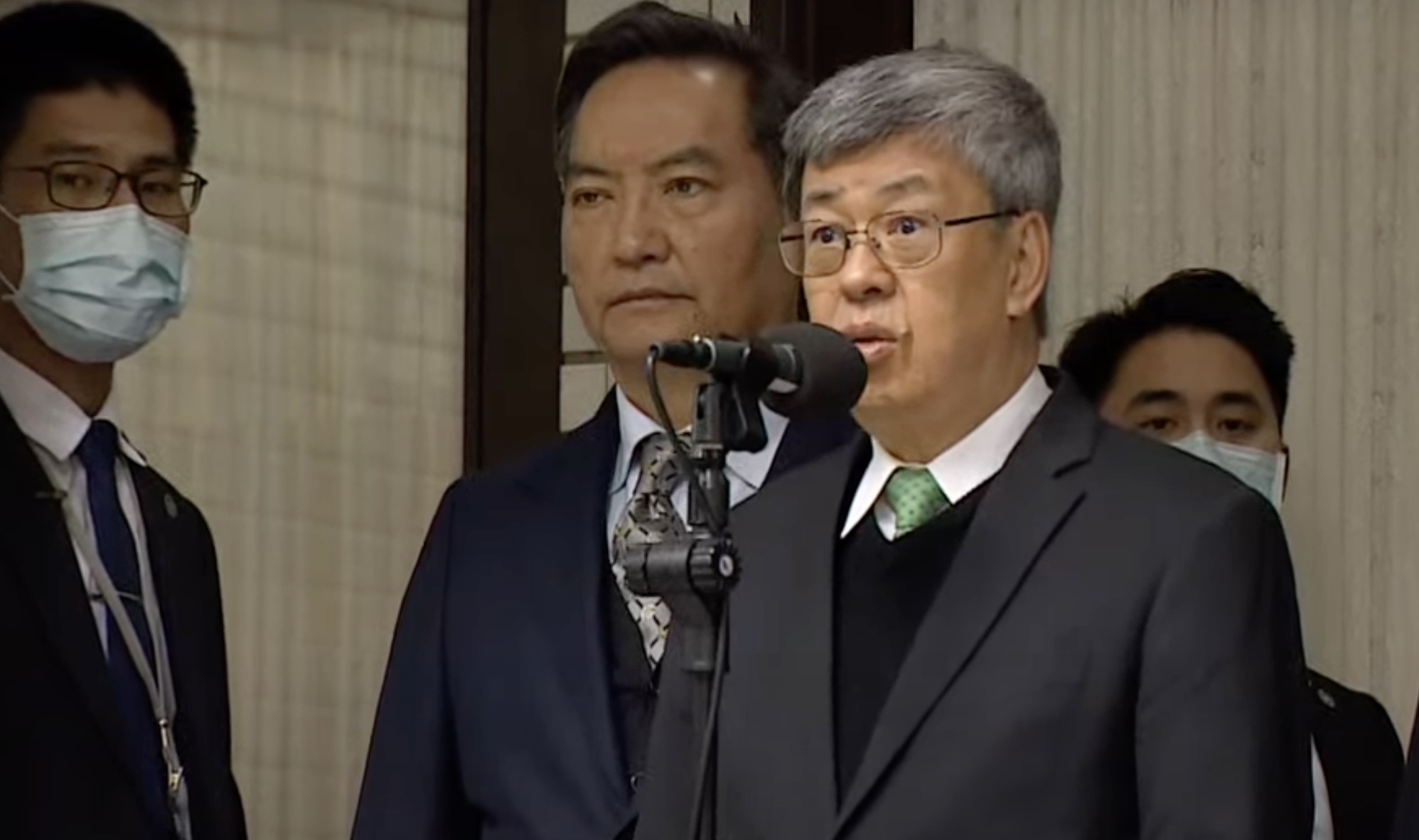 行政院長陳建仁3日赴立法院會備質詢，他強調《全動法》修法絕對沒有要學生上戰場或是做武器。(林詠青 攝)