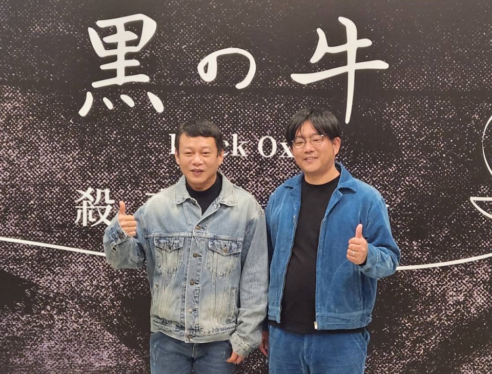 台灣、日本、美國共同合製的電影《黑之牛》3日殺青，日本導演蔦哲一朗(右)與男主角金馬影帝李康生(左)分享拍片趣事。(江昭倫 攝)