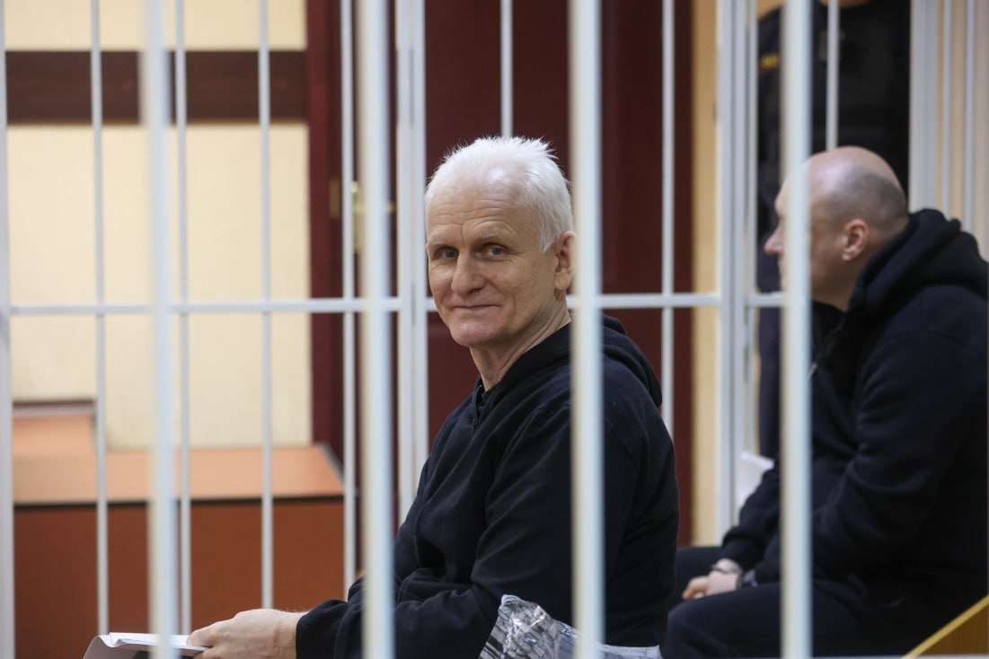 白俄羅斯3日判處資深人權倡議者畢亞利亞茨基(Ales Bialiatski)10年徒刑。(圖:推特@viasna96)