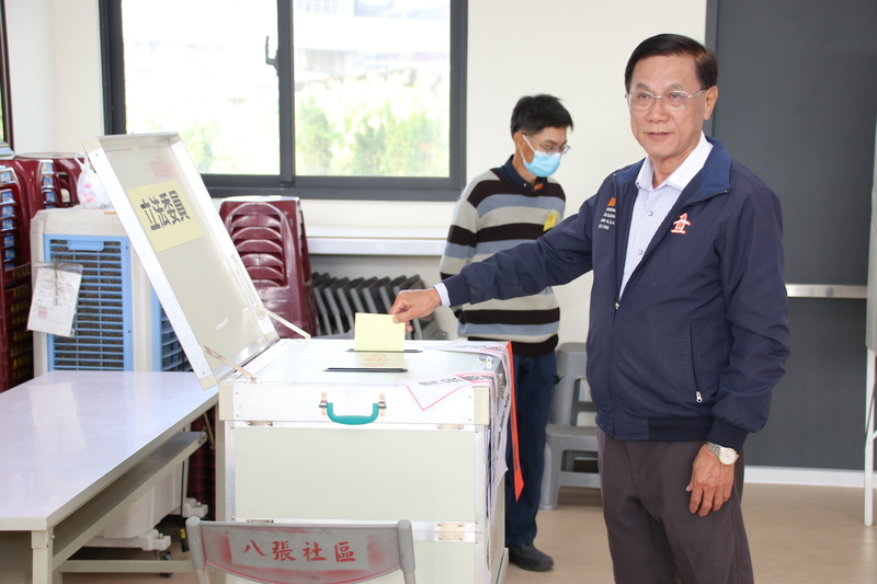 南投縣第2選區立委補選4日投、開票，國民黨候選人林明溱（前）上午到集集鎮八張社區活動中心投票。 (圖：中央社)