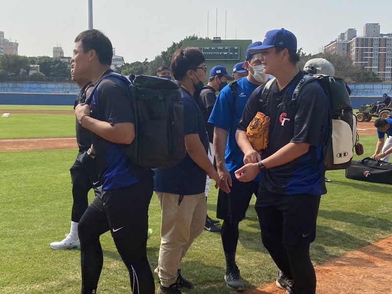 世界棒球經典賽(WBC)A組各隊4日進行官方練球日，台灣隊一早在台體大棒球場練球，為官辦熱身賽做準備。(圖：中央社)