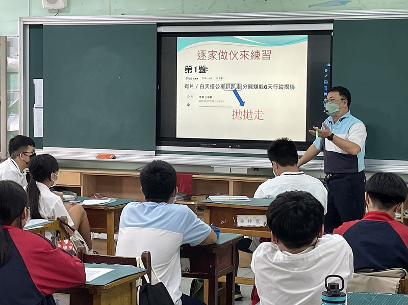 學習台語可以參與線上免費語言課程或者實體課程。而一般學生，在學校裡也有本土語言教授。圖為屏東縣明正國中上課情形。（中央社資料照片)