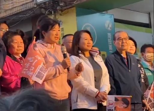 蔡培慧傍晚在競選團隊的陪同下發表勝選感言，感謝南投鄉親的支持。(擷自蔡培慧臉書)