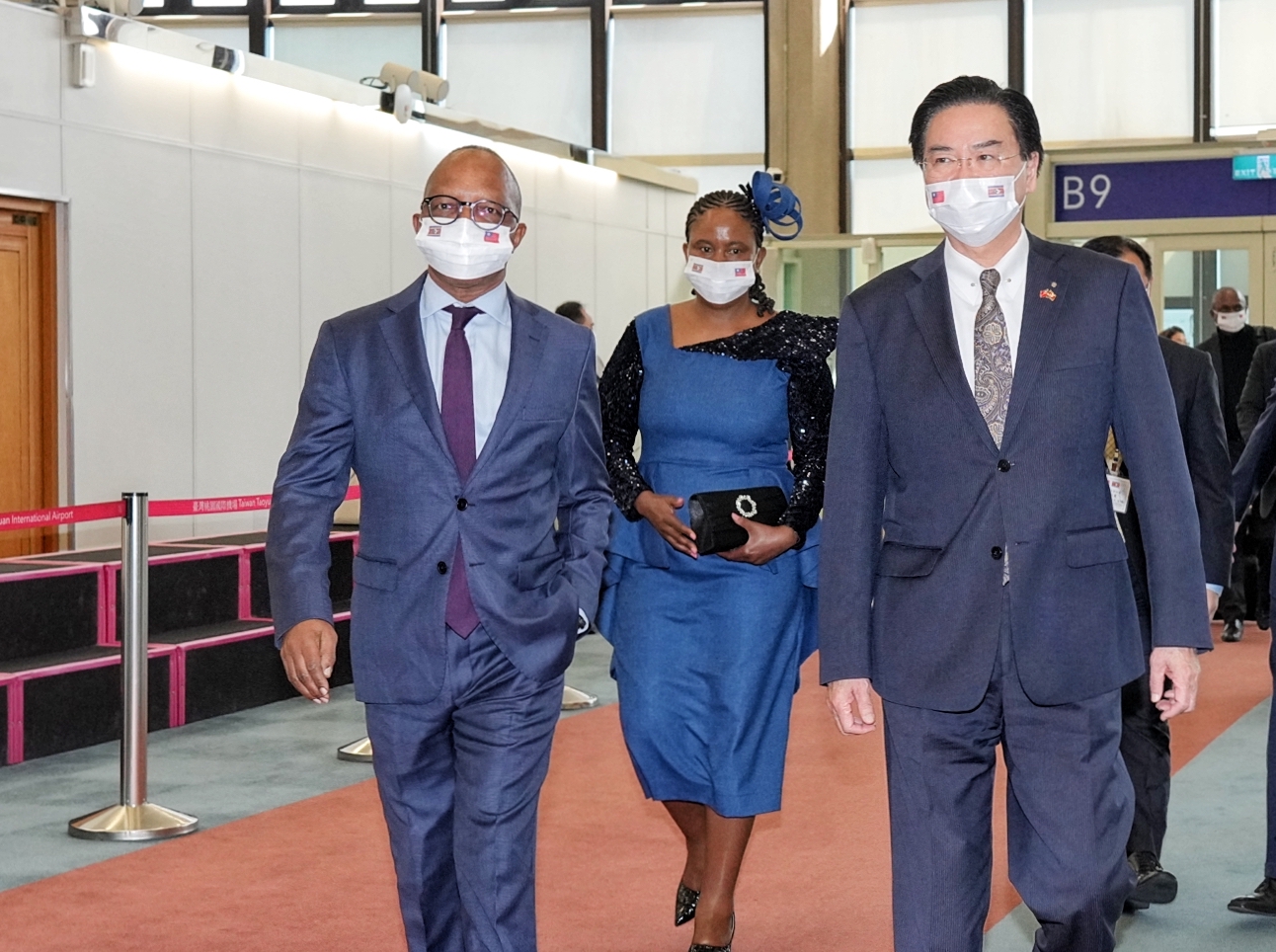 外交部長吳釗燮(右)5日親自前往桃園機場接機，歡迎史瓦帝尼王國總理戴克禮賢伉儷來訪。(外交部提供)