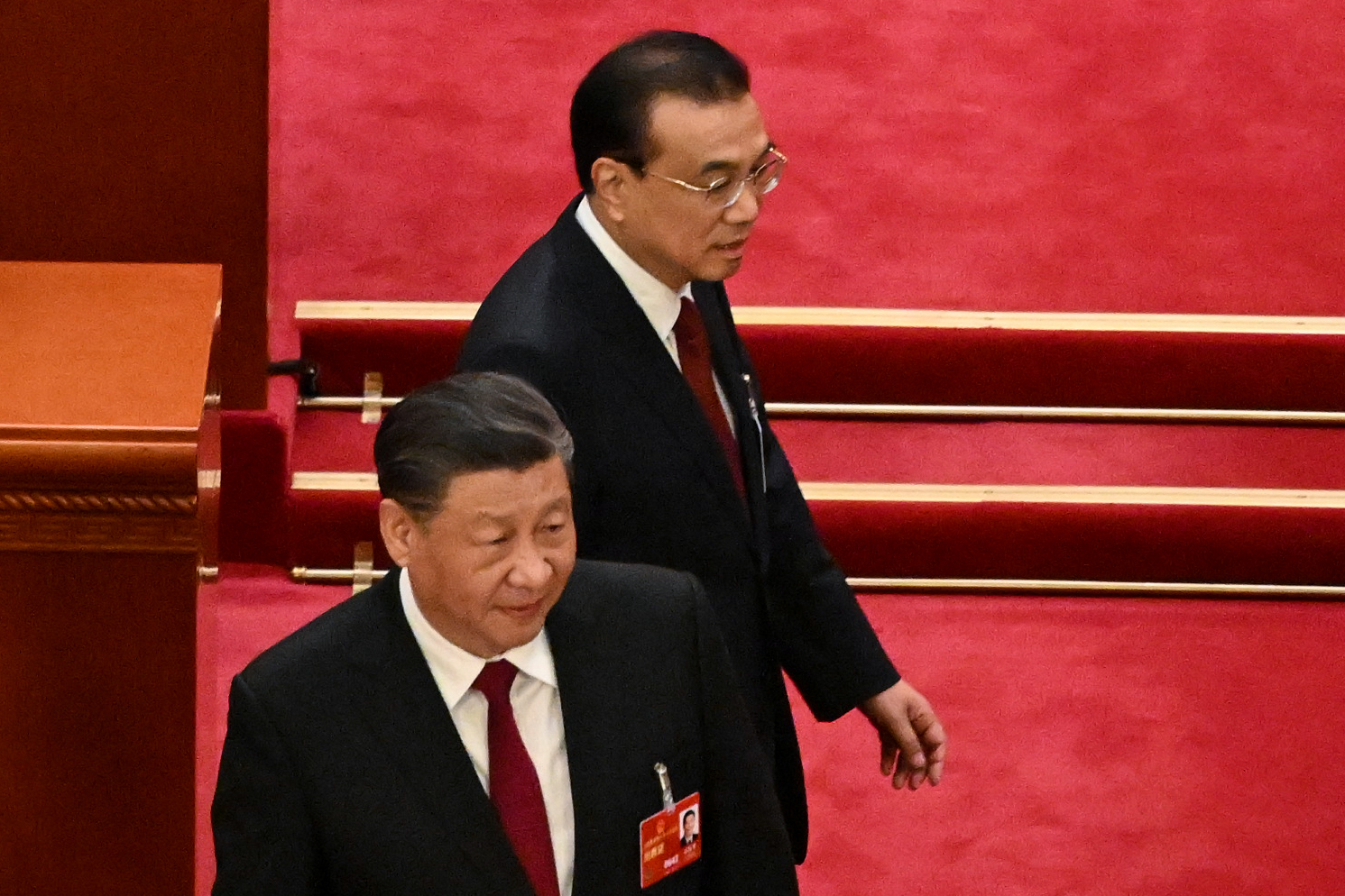 中國全國人民代表大會2023年3月5日在北京開幕，中國國家主席習近平(前)與時任國務院總理李克強(後)同框。(資料照片/ AFP)