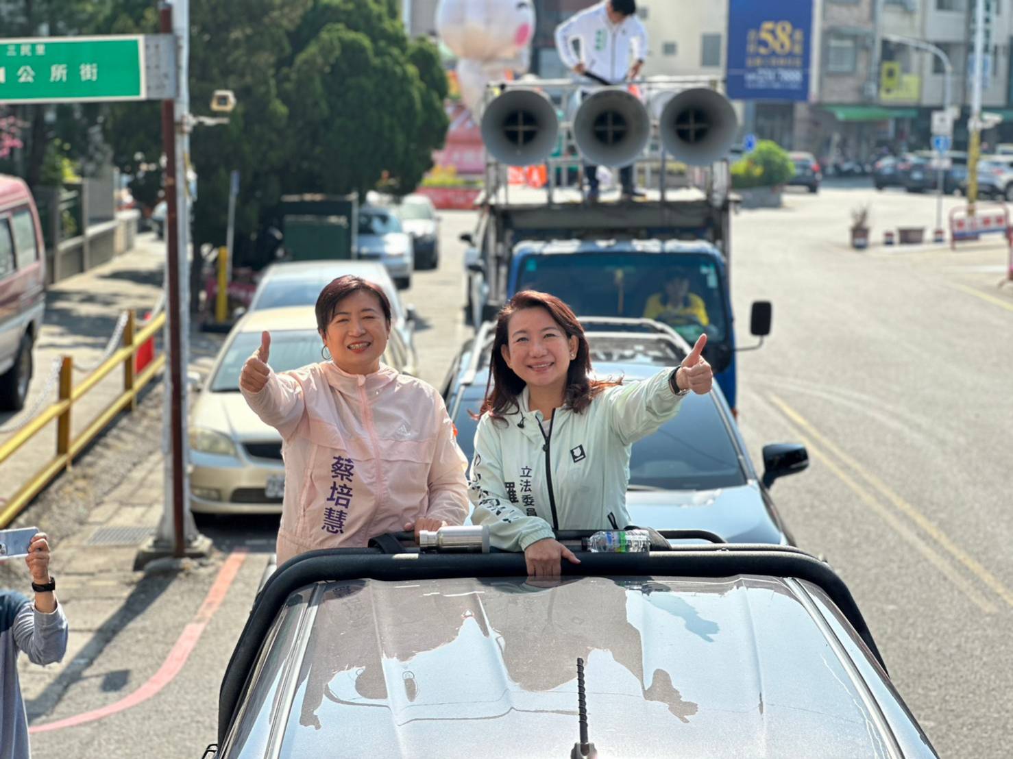 南投立委補選結果揭曉，民進黨蔡培慧勝出，今天啟動車隊掃街謝票行程。(蔡培慧辦公室提供)