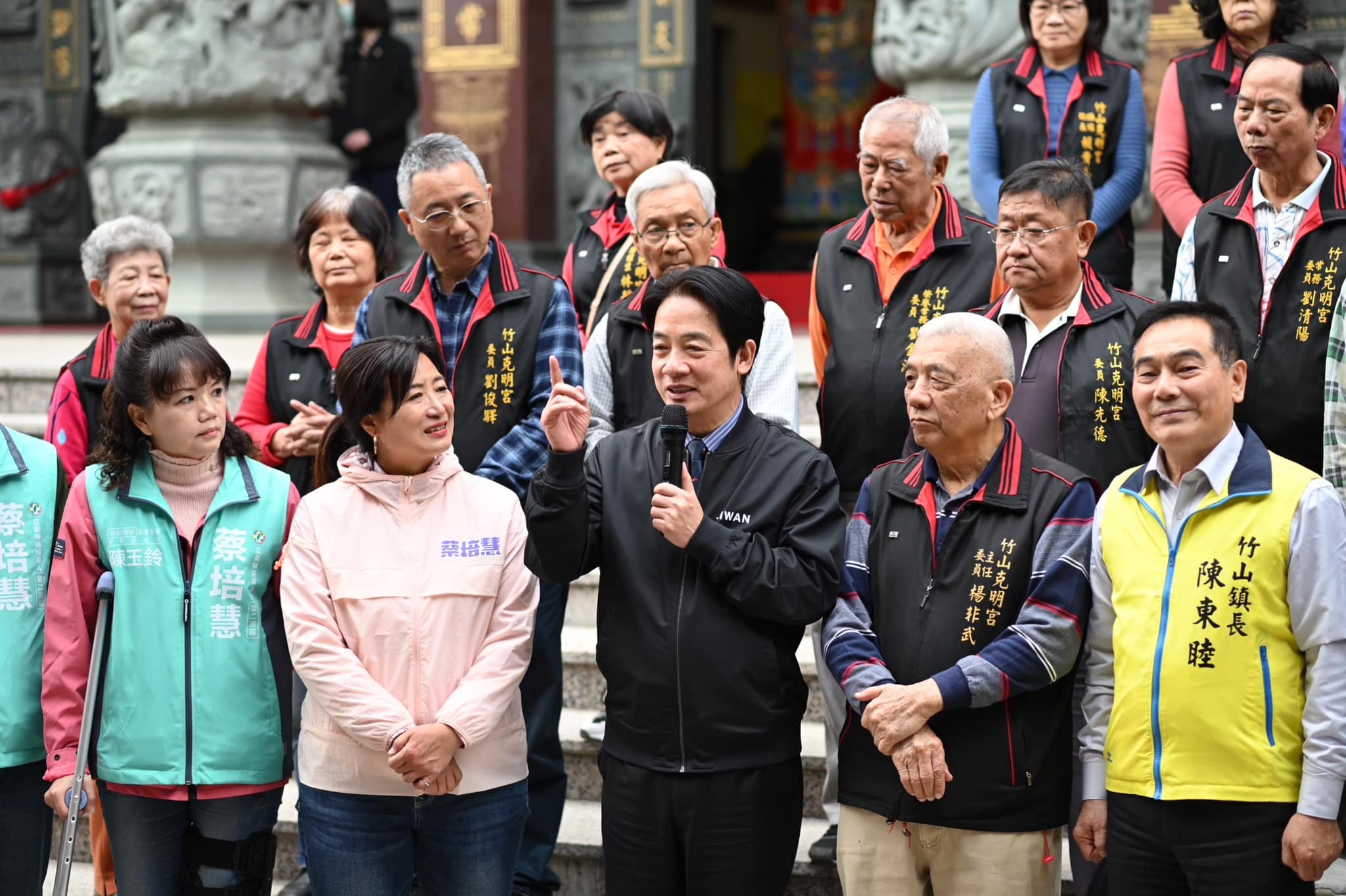 南投立委補選結果揭曉，民進黨的蔡培慧(左2)擊敗國民黨的沙場老將林明溱，也象徵民進黨主席賴清德(中)的首戰告捷。(圖：蔡培慧臉書)