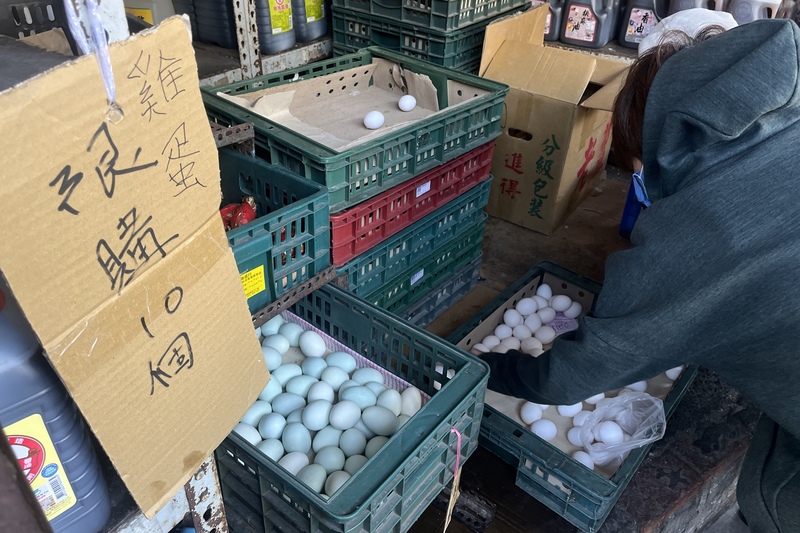 台灣雞蛋批發價6日起調漲至每台斤新台幣55元，創蛋價新高。台北市北投區一家雜貨店張貼告示「雞蛋限購10個」，限量販賣供不應求的雞蛋。中央社記者徐肇昌攝  112年3月6日 (圖：中央社)