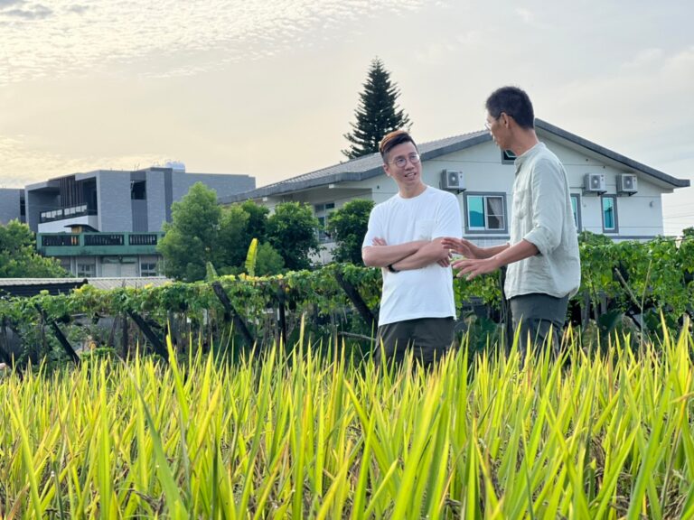 央廣與香港資深媒體人曾志豪(左)團隊合作的網路節目《歹勢 打攪晒》，第二集農夫篇於3月10日晚間9點播出。(Rti)