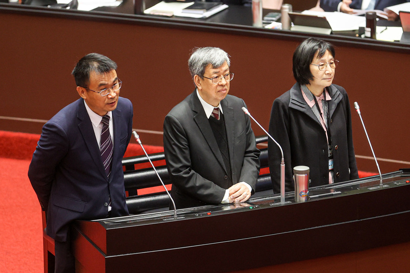 立法院7日繼續進行施政總質詢，行政院長陳建仁(中)率農委會主委陳吉仲(左)、公平會主委李鎂(右)等部會首長赴立院備詢，回應立委質詢雞蛋議題。(圖：中央社)
