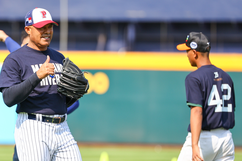MLB救援王李維拉（Mariano Rivera）（左）訪台，7日在台中洲際棒球場出席公益棒球訓練營活動，對台灣小球員的表現比讚表達肯定。中央社記者王騰毅攝  112年3月7日 (圖：中央社)