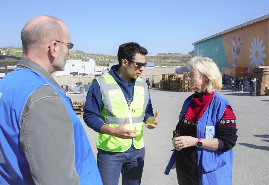 聯合國開發計畫署土耳其代表文頓(Louisa Vinton)(右)7日表示，土耳其上個月發生的一場毀滅性地震造成的損失將超過1,000億美元。(圖:UNDP Türkiye臉書)