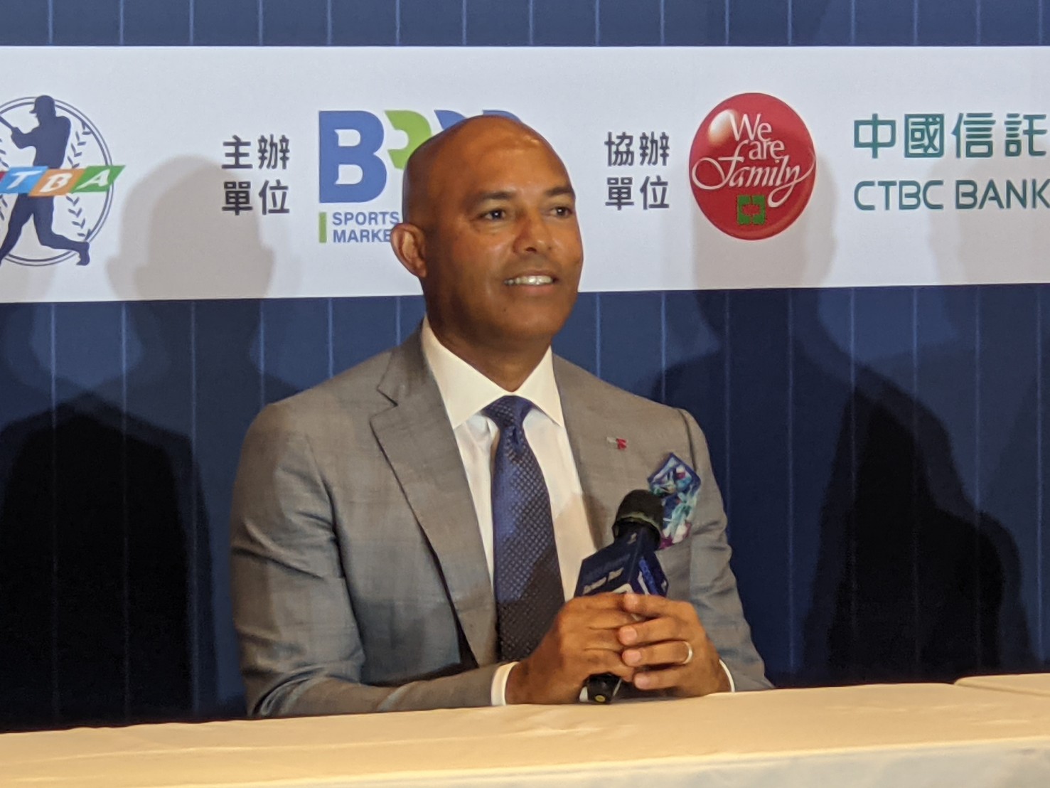 美國職棒名人堂球星李維拉(Mariano Rivera)今天(7日)在南港中信金融園區進行名人分享會，並接受媒體聯訪。(陳念宜 攝)