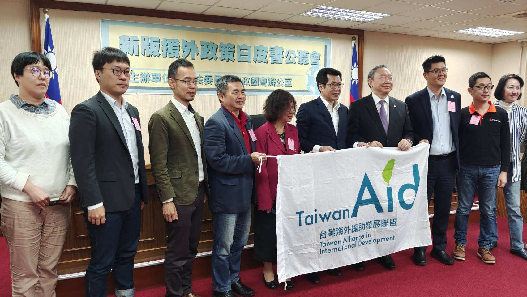 外交部將出版「援外政策白皮書」，民進黨立委羅致政召開公聽會，邀集NGO團體等提出意見。(王韋婷攝)