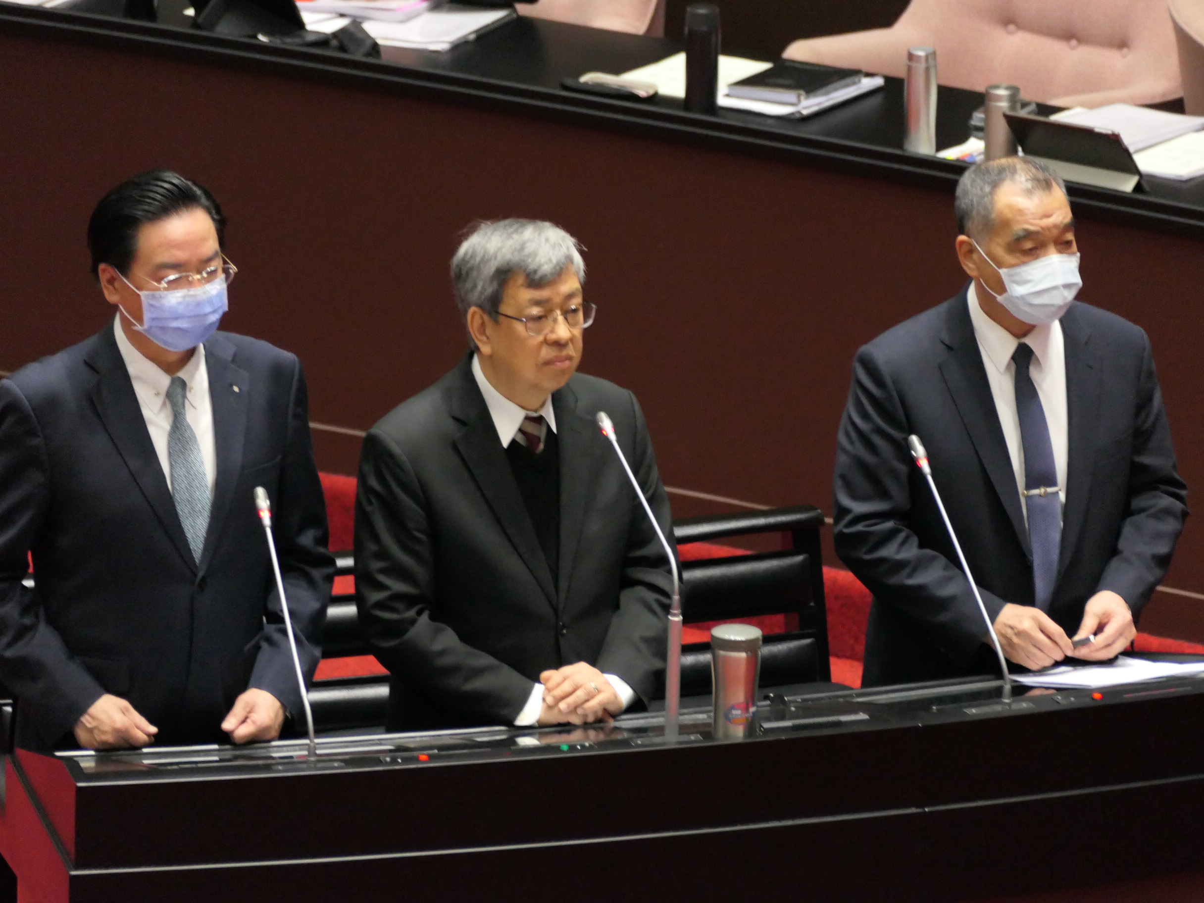行政院長陳建仁(中)、外交部長吳釗燮(左)、國防部長邱國正(右)7日到立法院備詢。(趙婉淳攝)