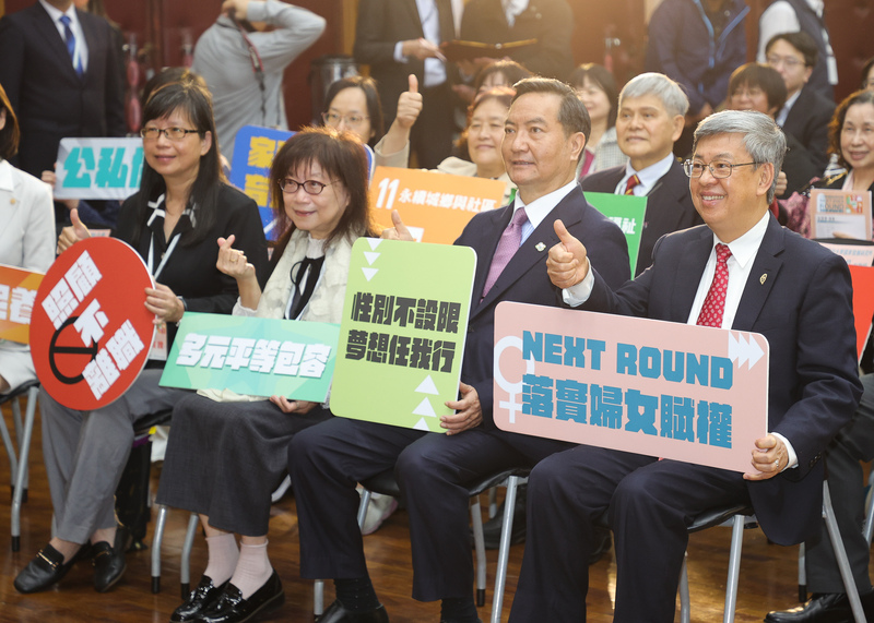 衛福部8日舉辦「2023 NEXT ROUND 我們的下一回合」慶祝國際婦女節系列活動起跑記者會，行政院長陳建仁（前右1）、行政院政務委員羅秉成（前右2）等人出席並合影。中央社記者謝佳璋攝  112年3月8日 (圖：中央社)