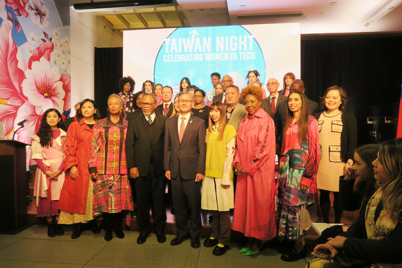 駐紐約辦事處7日響應聯合國婦女地位委員會第67屆會議主題舉辦「科技女力台灣之夜」，大廳化為伸展台展現時尚風，活動後與會貴賓合照。 (圖：中央社)
