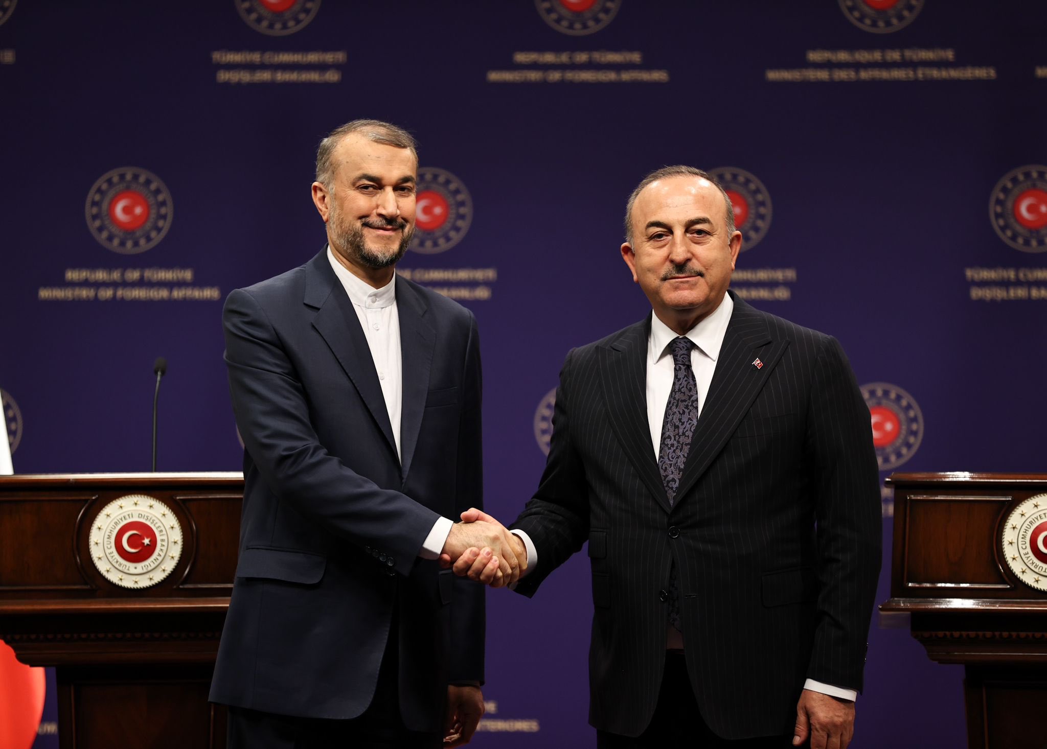 土耳其外交部長卡夫索格魯(右)8日表示，伊朗外長艾密拉多拉安(左)想要加入土耳其、敘利亞跟俄羅斯之間的會談。(圖:推特@MevlutCavusoglu)