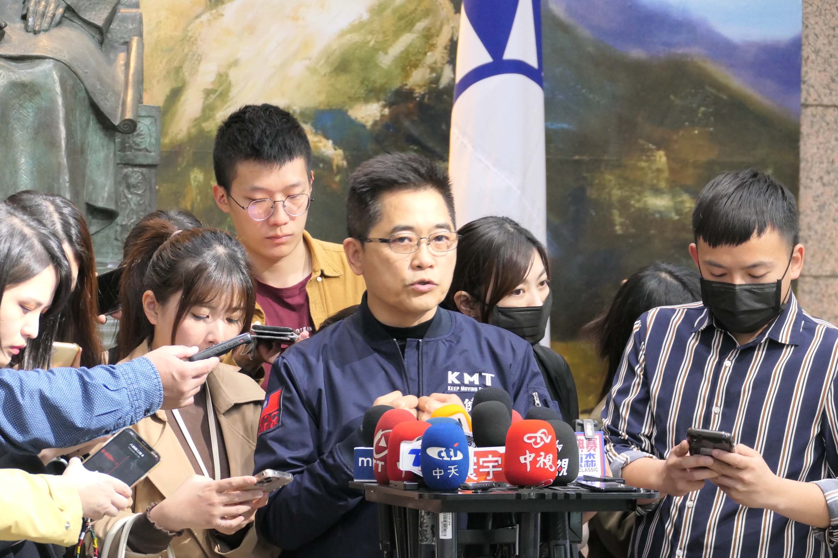 國民黨秘書長黃健庭今天(8日)在中常會後接受媒體採訪。（趙婉淳攝）