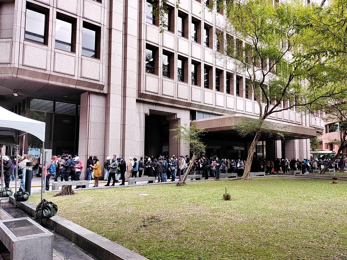 外交部領務局將增設第二收件場所，從13日開始接受「網路預約」民眾遞件申辦；圖為中央聯合辦公大樓的申辦排隊人潮 (央廣檔案/記者王照坤 攝)