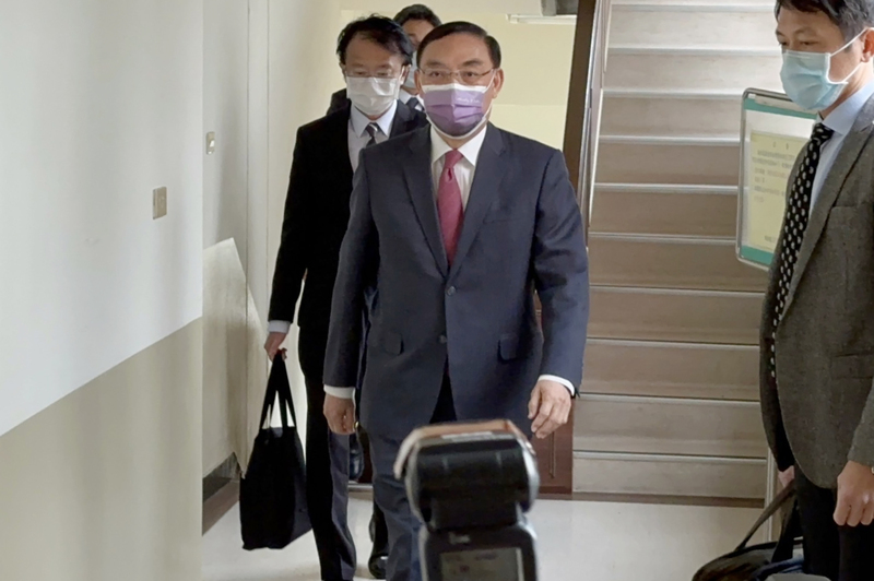 法務部長蔡清祥（右2）9日上午受邀到立法院司法及法制委員會說明立法計畫，備質詢前接受媒體聯訪。 (圖：中央社)