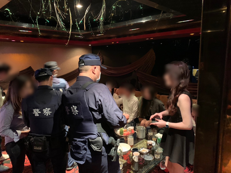 竹聯幫明仁會、旭仁會及天道盟太陽聯盟近日陸續舉辦春酒、刻意壯大聲勢。北北基桃宜8日晚間起擴大臨檢，台北市警察局約出動200名警力全面強勢執法，共計查獲3名通緝犯。（翻攝照片） (圖：中央社)