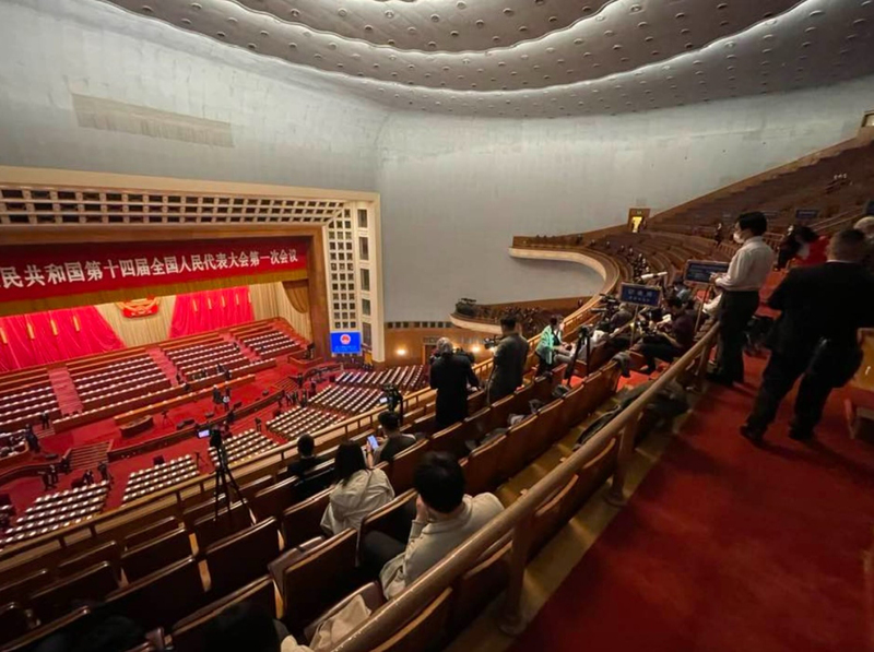 圖為7日人民大會堂3樓安排的記者席。 (圖：中央社)