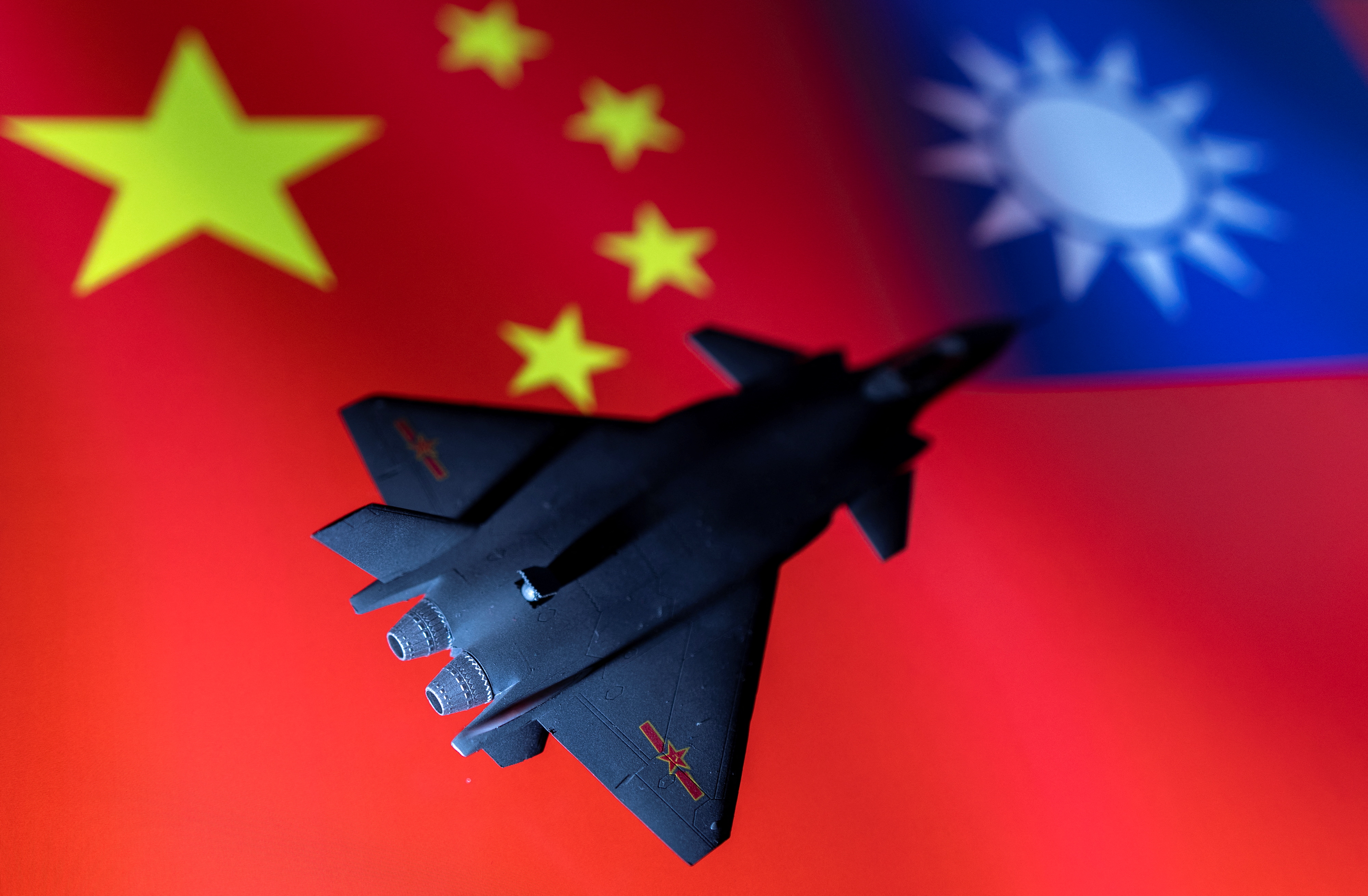 國防部發布共機艦動態，統計自7日上午6時起至8日上午6時止，偵獲25架次共機(其中19架次逾越台灣海峽中線進入北部、西南及東部空域)及共艦9艘，持續在台海周邊活動。示意圖。(路透社/達志影像)