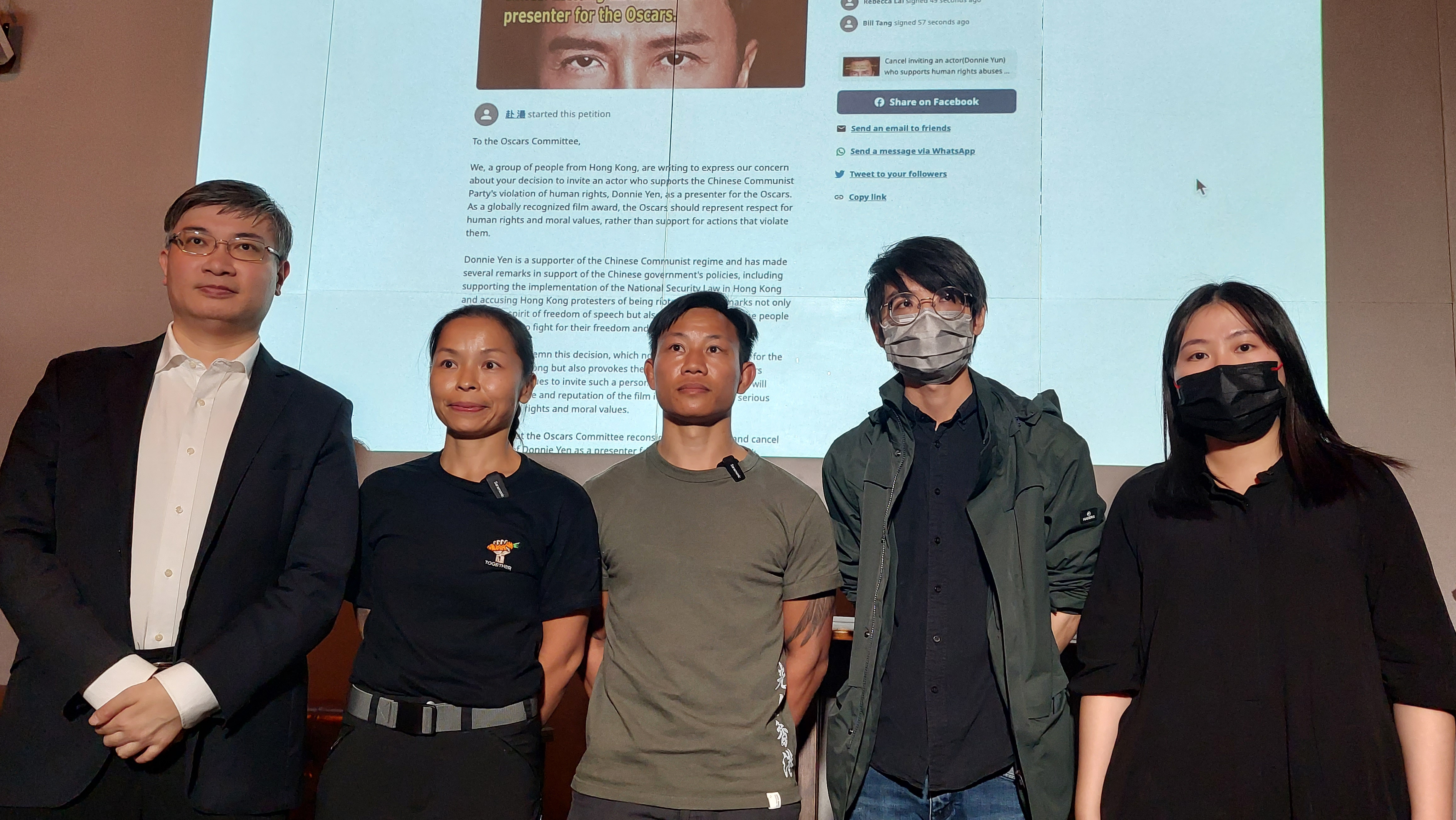在台港人籲奧斯卡取消邀請甄子丹擔任頒獎嘉賓，左起依序為台灣香港協會理事長桑普、在台港人杜依蘭、湯偉雄、馮詔天、台大香港研究社成員木子。(劉品希 攝)