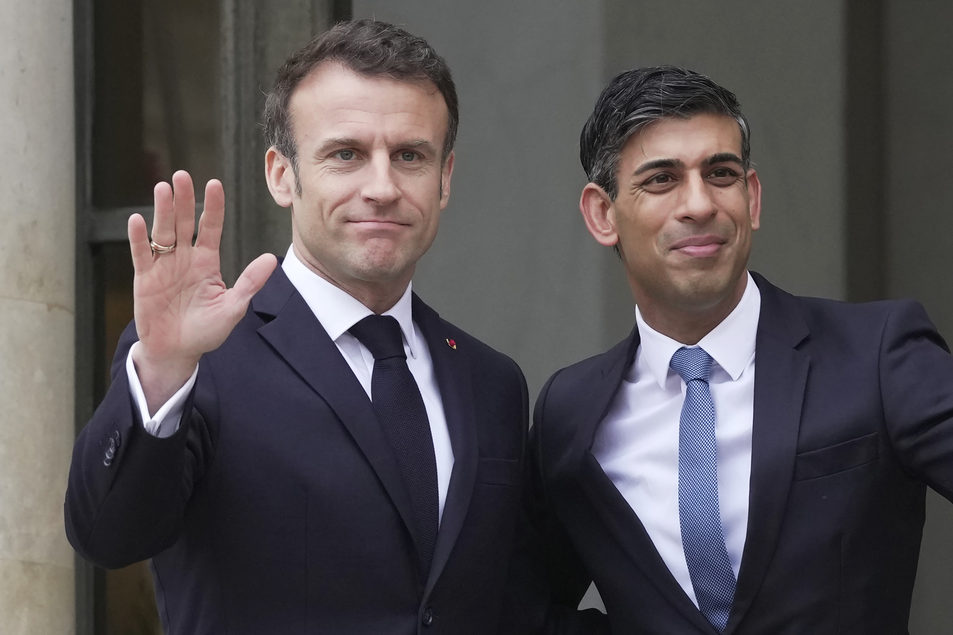 法國總統馬克宏(Emmanuel Macron，左)與英國首相蘇納克(Rishi Sunak，右)10日在巴黎會面。(美聯社/達志影像)