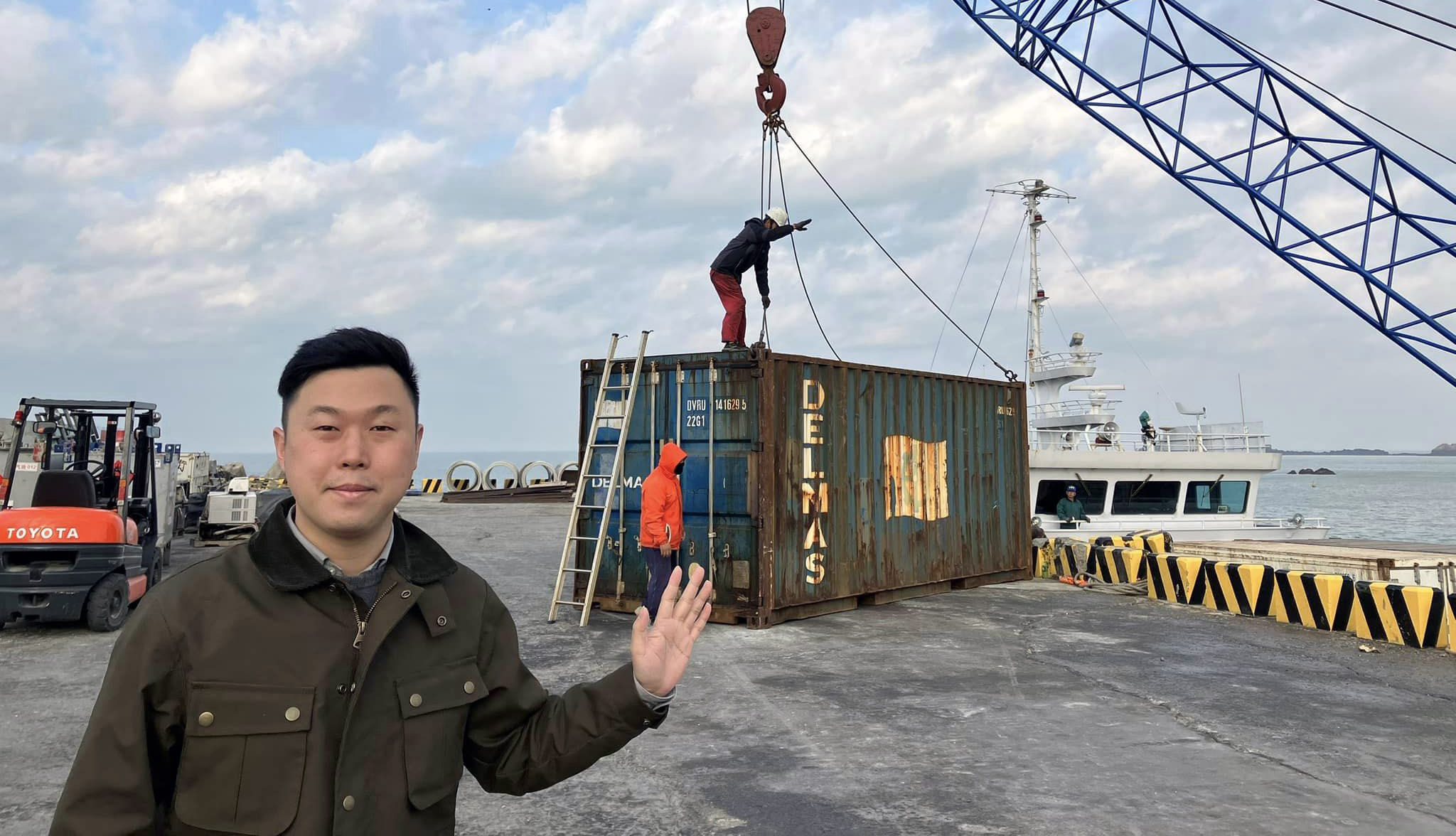 民進黨連江縣黨部主任委員李問11日表示，睽違1個月，貨船11日運載相關物資，紓解馬祖莒光鄉民物資缺貨困境。(翻攝自李問臉書)