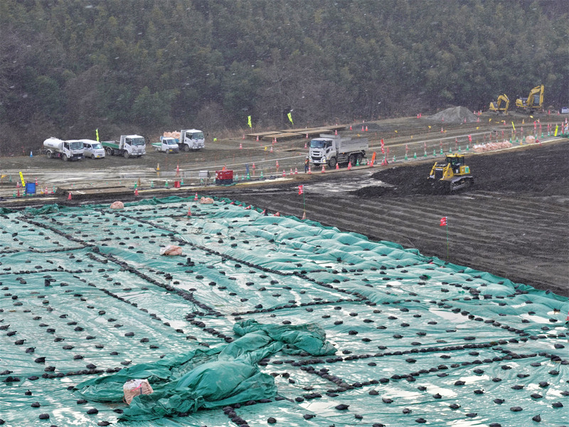 日本政府在福島縣設立中期儲存設施存放除輻污土、廢棄物、燒灰等，目前已堆積約1338萬立方公尺，陸續進行掩埋、覆蓋等的處理，2045年3月之前要將輻污土等運出福島縣。(圖：中央社)