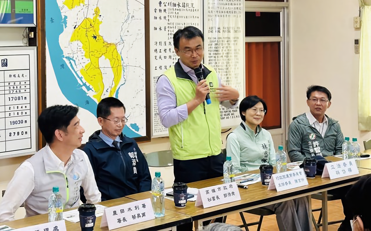 農委會主委陳吉仲(中)11日在高雄指出，國內雞蛋產能已經開始回穩，在補足需求之前，農委會持續啟動專案進口。(農委會農田水利署提供)