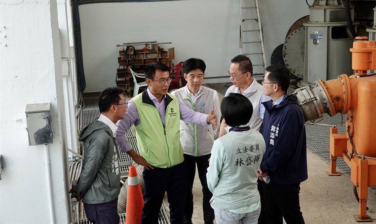 因應南部水情吃緊，農委會主委陳吉仲(左2)11日南下高雄視察抗旱灌溉措施。(農委會農田水利署提供)