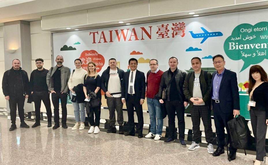 科索沃前總理、「對華政策跨國議會聯盟」(IPAC)共同主席霍蒂(Abdullah HOTI)(右5)率領科國國會友台小組跨黨派議員一行11日晚間抵達桃園國際機場，外交部歐洲司副司長劉拓(右6)前往接機。(外交部提供)