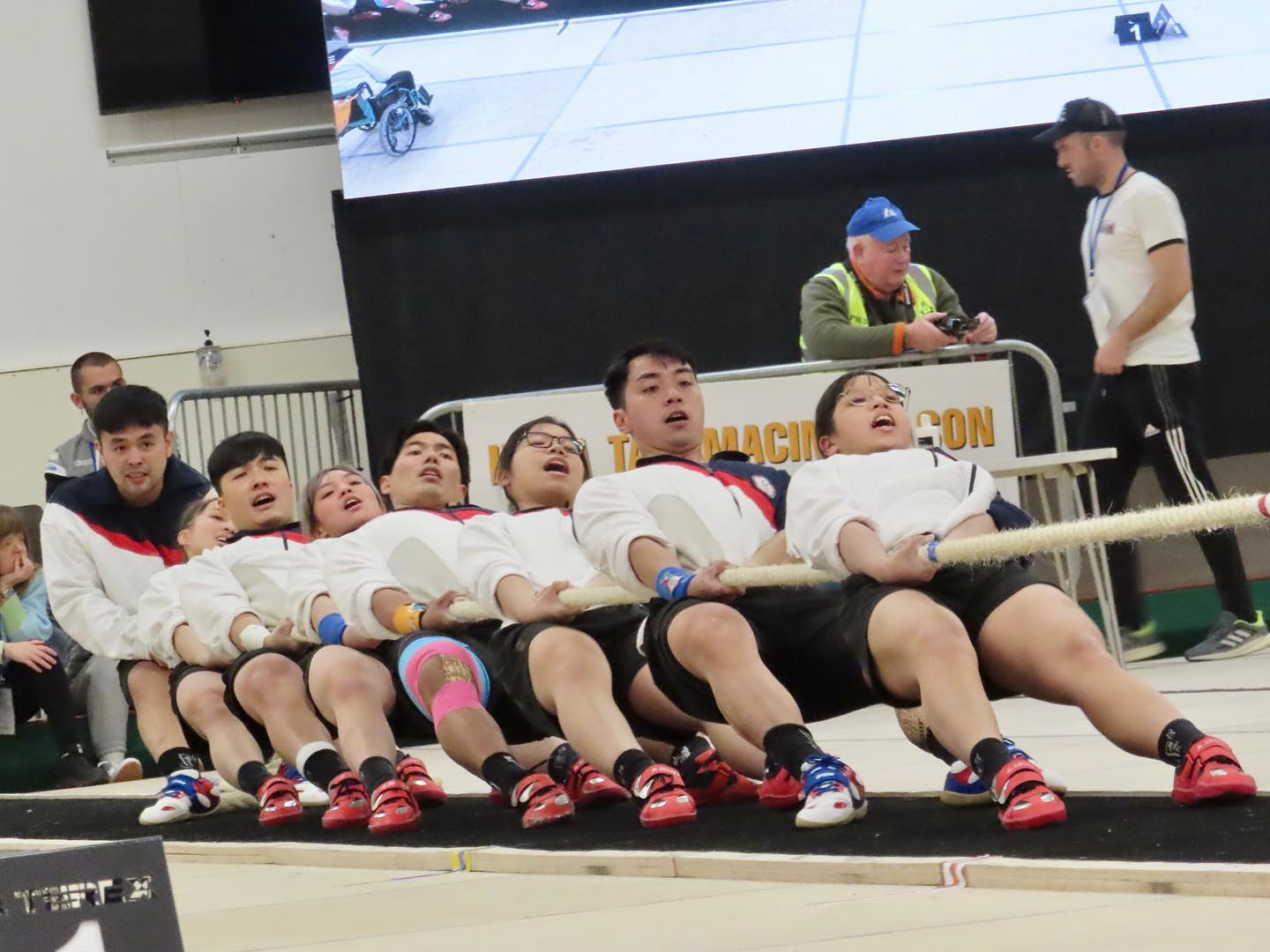 台灣拔河代表隊12日凌晨在世界室內拔河錦標賽混合580公斤量級摘銅。 (圖:中華民國拔河運動協會臉書)